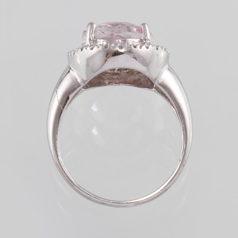 RING, 14K vitguld med ovalsipad rosa topas samt små briljantslipade diamanter. Vikt 5,2 g.