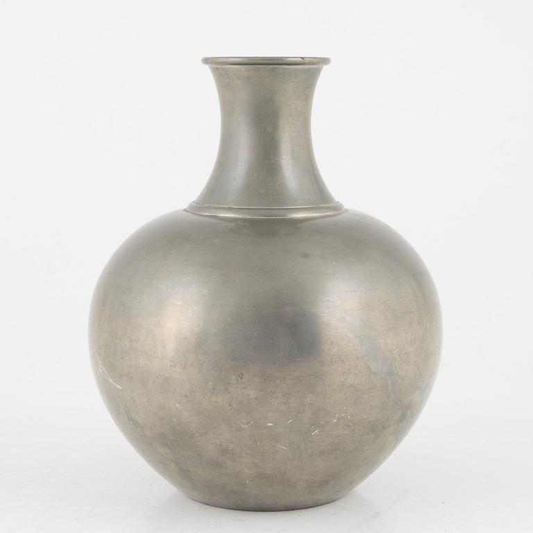 Firma Svenskt Tenn, a pewter box and a vase Stockholm 1926 and 1929.