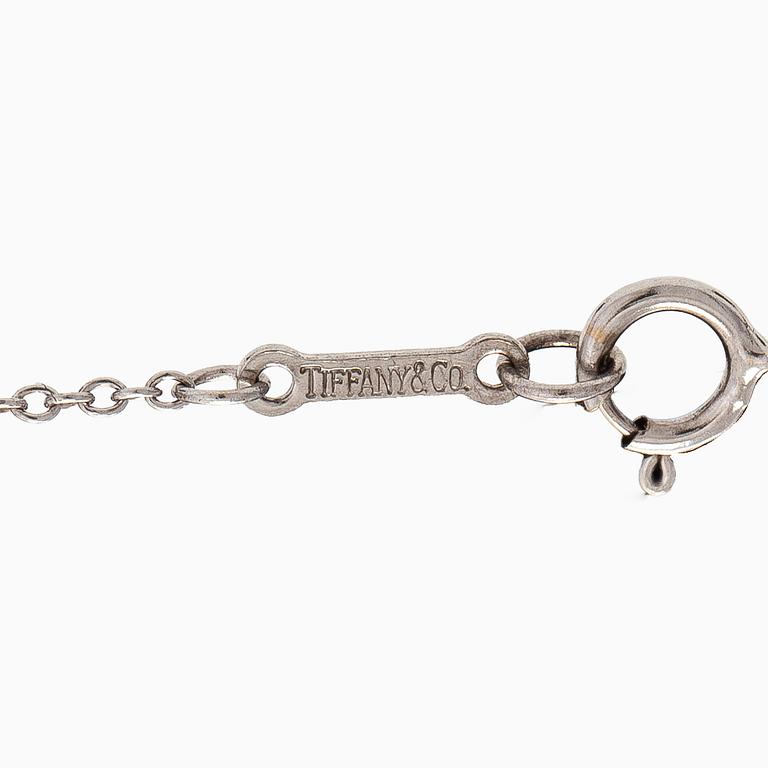 Tiffany & Co, Paloma Picasso, kaulakoru, "Double Loving Heart", 18K valkokultaa ja briljanttihiottuja timantteja.