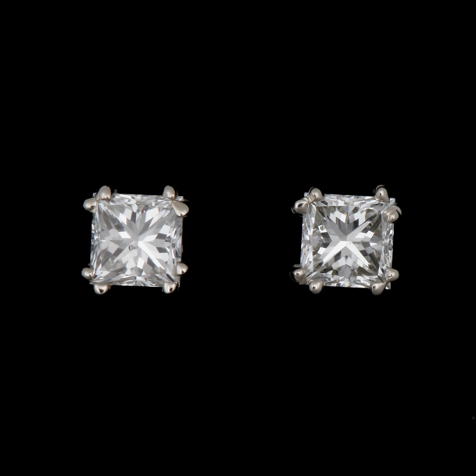 ÖRHÄNGEN, ett par, 14k vitguld med princesslipade diamanter tot ca0,55ct. 2000-tal.