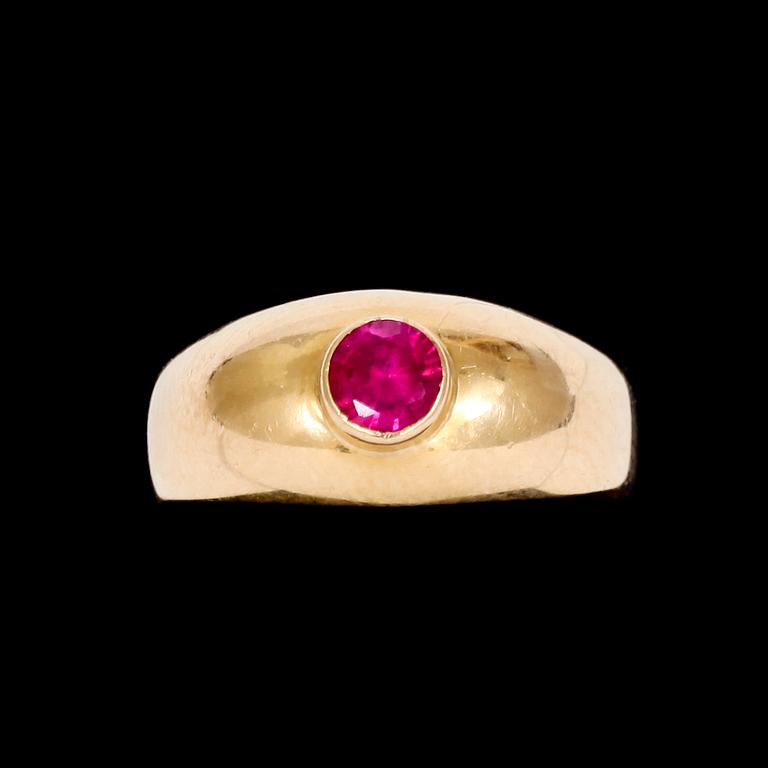 RINGAR, 2 st. 18k guld med fasettslipade röda stenar. 1923 resp 1965. Vikt tot 3,1 g.