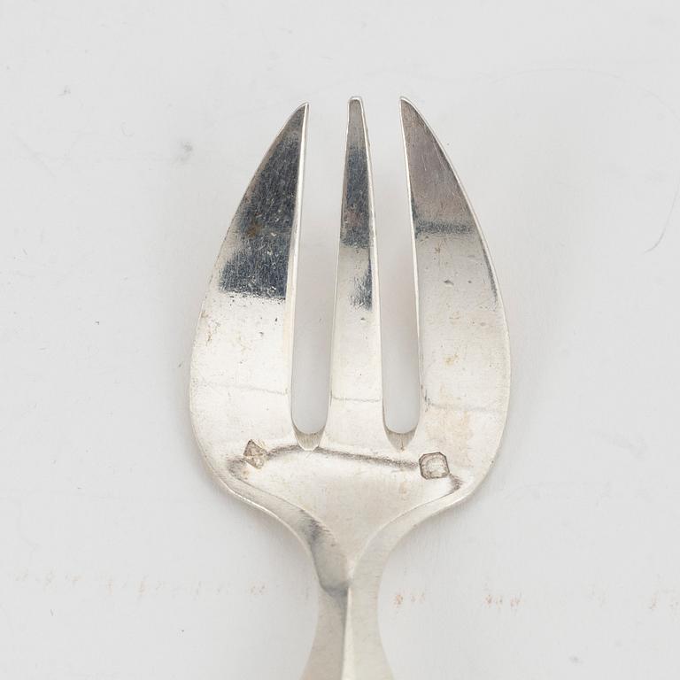 A set of 16 French silver 950 oyster forks, Paris circa 1900.