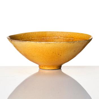 A ge glazed dish, yellow glazed bowl, and a five clawed dragon box with cover, late Qing dynasty.