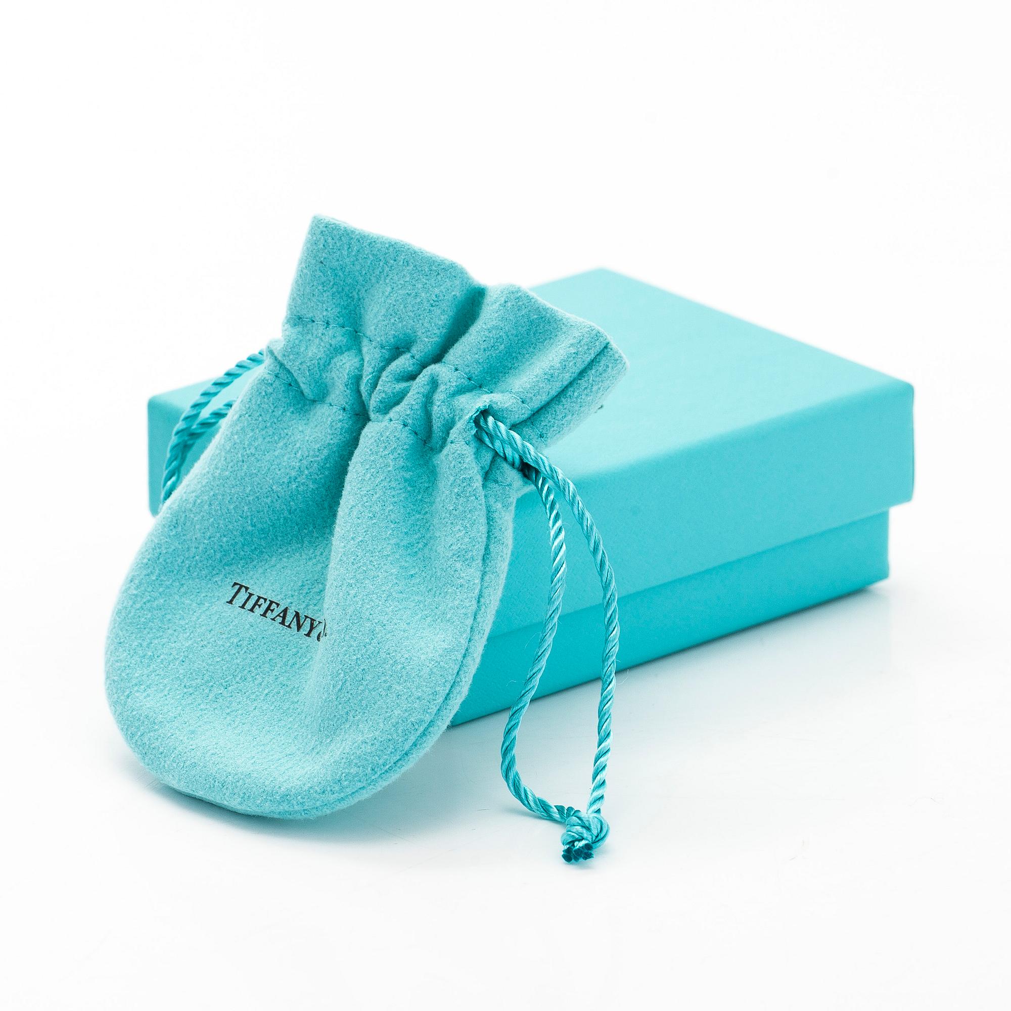 Tiffany & Co, an 18K gold 'T Smile' necklace.