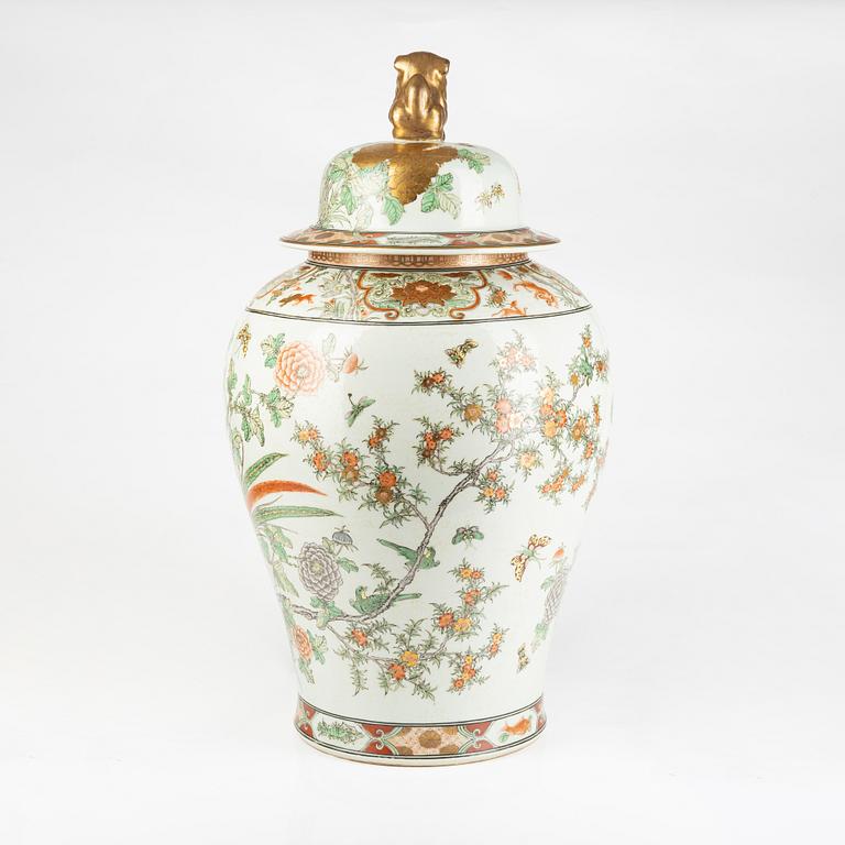 A Chinese porcelain jar, 20th Century.