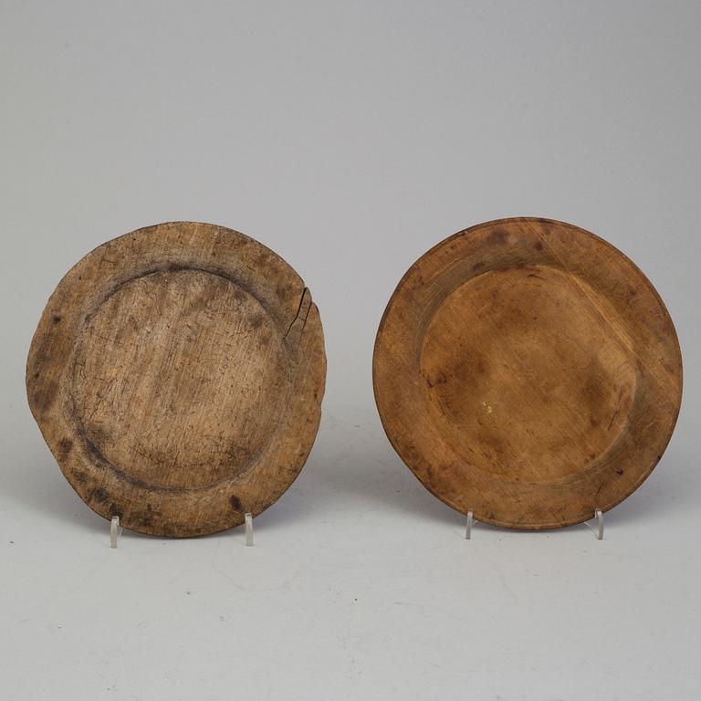 TALLRIKAR, 7 st, trä, 1700-/1800-tal.