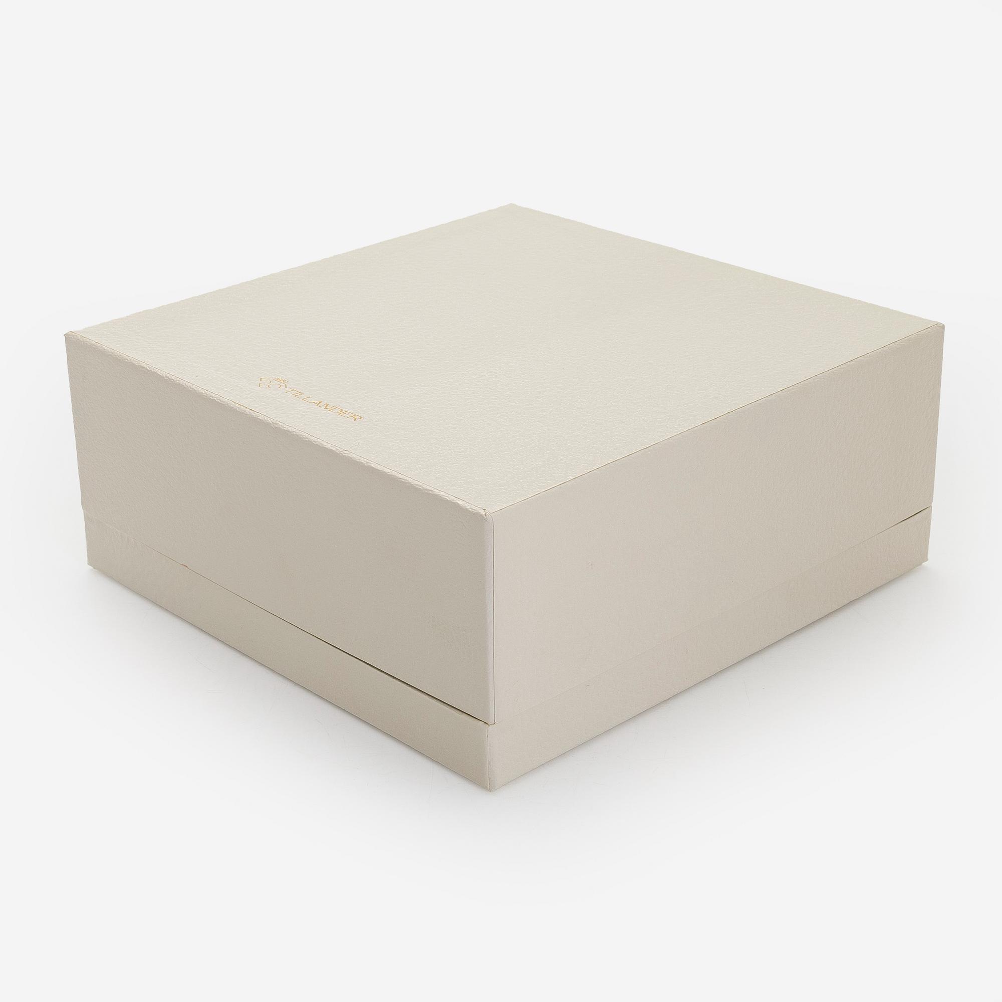 A. Tillander, malja, sterlinghopeaa ja emalia. Helsinki 2005.