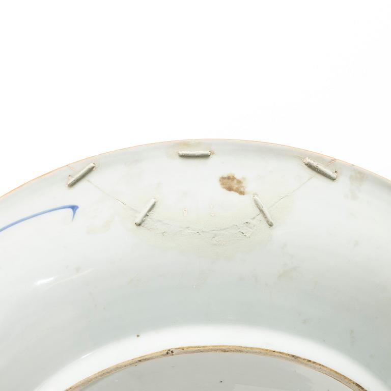 A group of three large Chinese blue and white porcelain dishes, Qing dynasty, Kangxi (1662-1722).