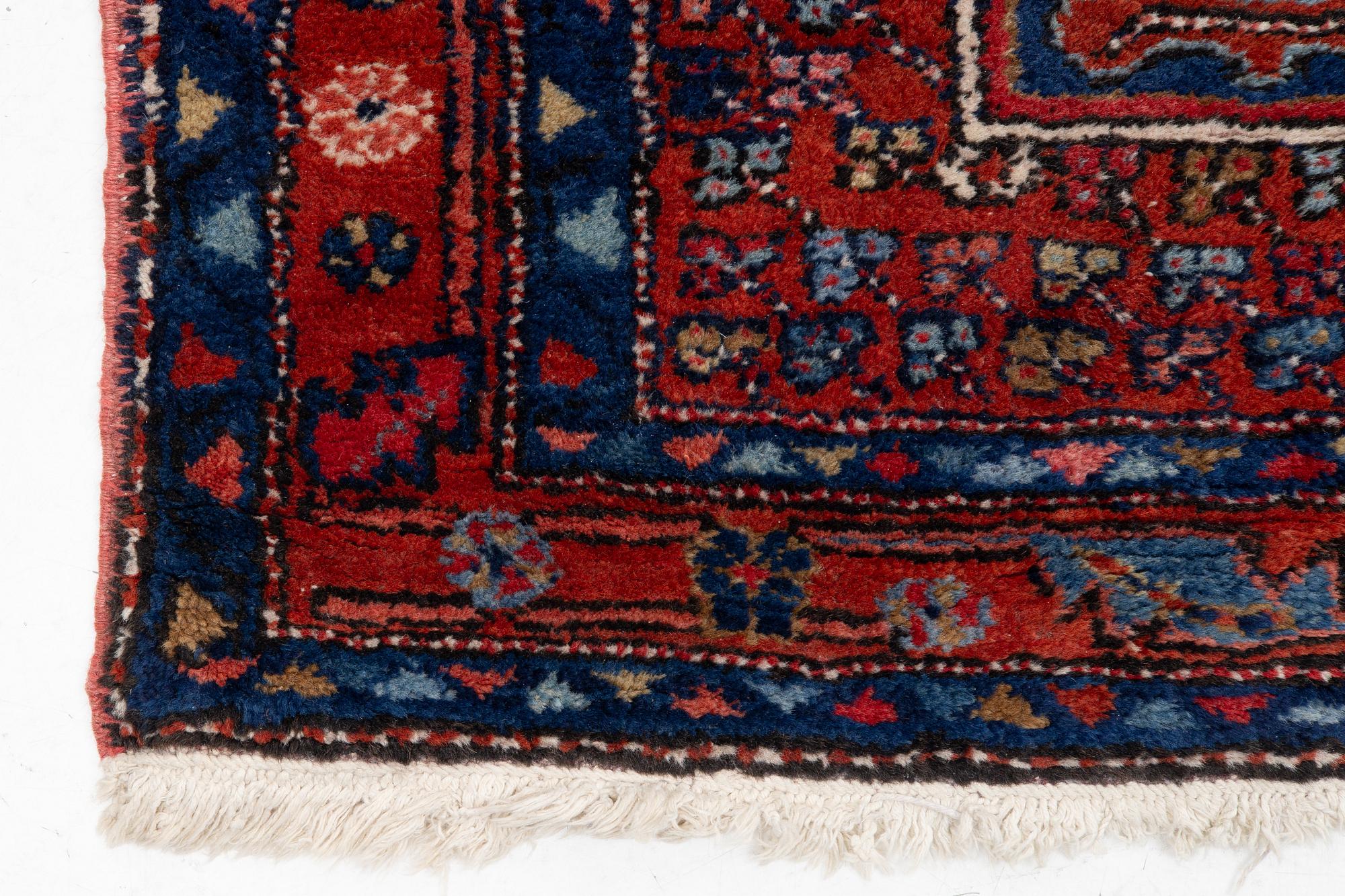 A runner carpet, 435 x 108 cm.