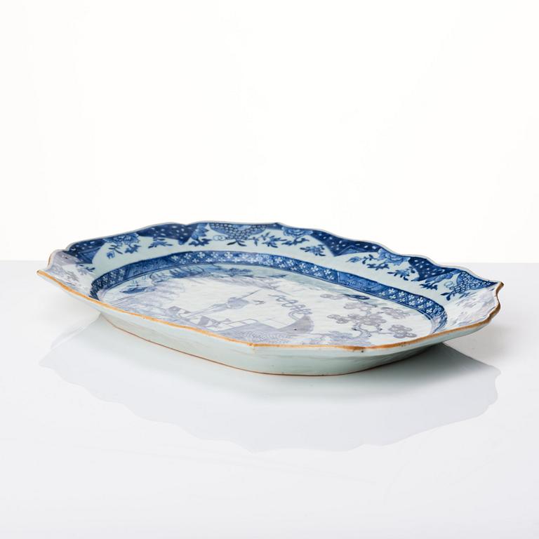 Stekfat, ett par, porslin. Qingdynastin, Qianlong (1736-95).