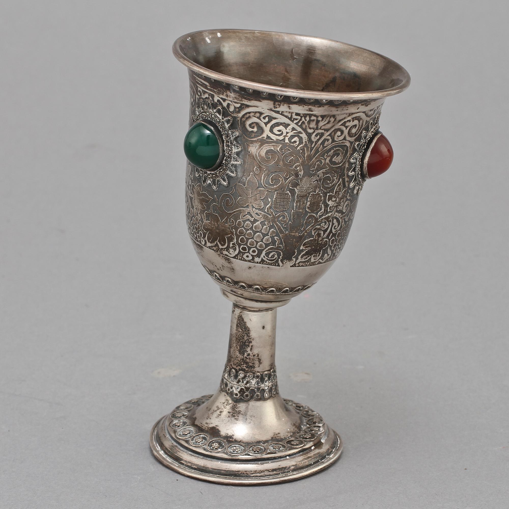 BÄGARE, 3 st, silver, England, Danmark resp Israel, 1800/1900-tal. Vikt 571 g.