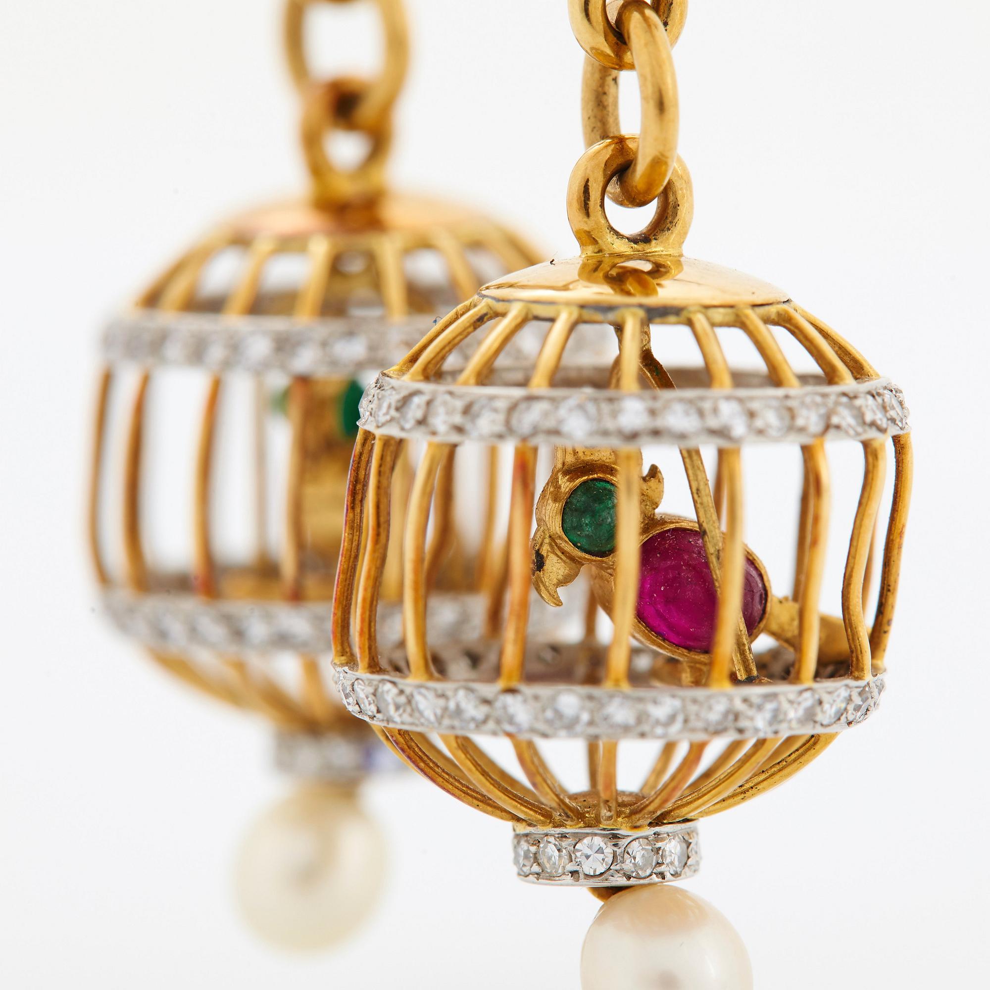 Ett par örhängen 18K guld med åttkantslipade diamanter, rubiner och smaragder.