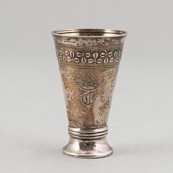 A swedish silver beaker with mark of GAB 1909 and a swedish royal letter from 1943.