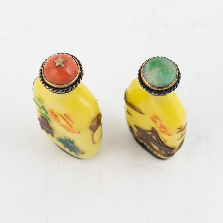 A pair of Chinese Beijing glass snuffbottles, late Qing dynasty/early 1900.