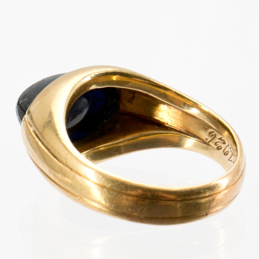 HERRING, 18k guld med cabochonslipad safir. Vikt ca 10,5 g.
