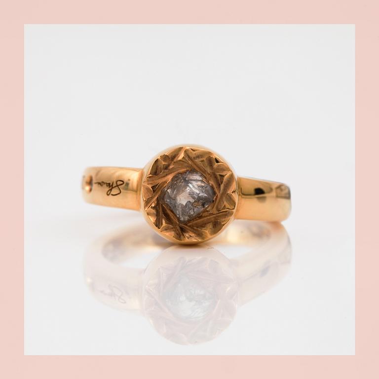 RING, Damiani och Sharon Stone kollektion "Maji", Italien. Rosa guld med en oslipad diamant.