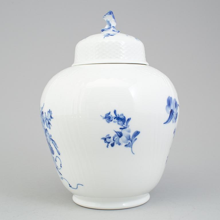 A porcelain lidded urn Blå Blomst Royal Copenhagen.
