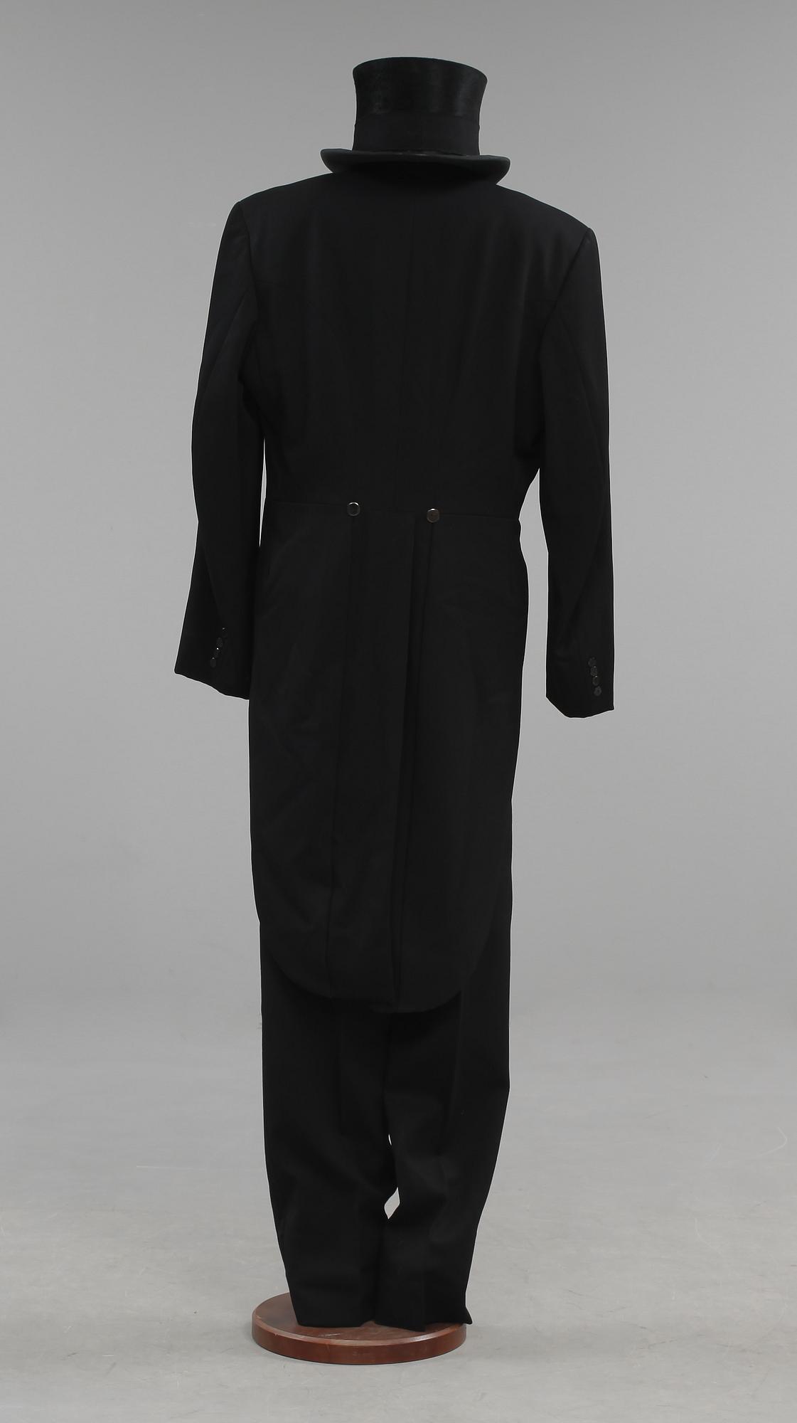 FRACK MED TILLBEHÖR SAMT HÖG HATT, 1900-tal.