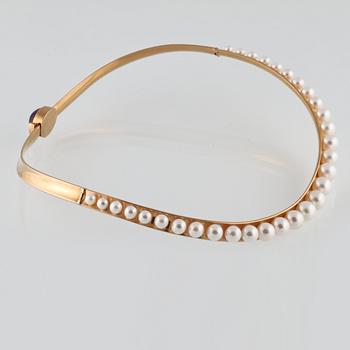 COLLIER 18K guld med odlade pärlor samt cabochonslipad ametist, Alton, Falköping, 1972. Vikt 50,9 gram.