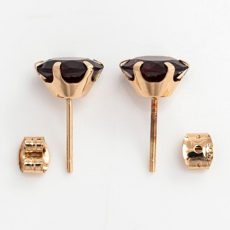 A pair of 14K gold earrings, with garnets.