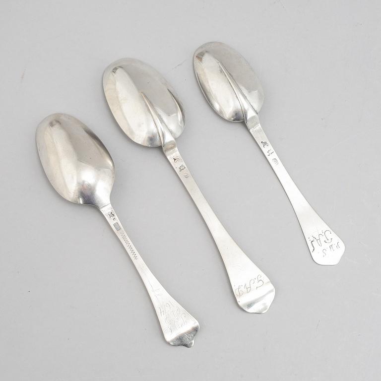 Three Swedish early 18th century silver spoons, marked d. Ekelöf, Orebro 1747, B. Moller, Sthlm 1724 and J. Thede, Sthlm.