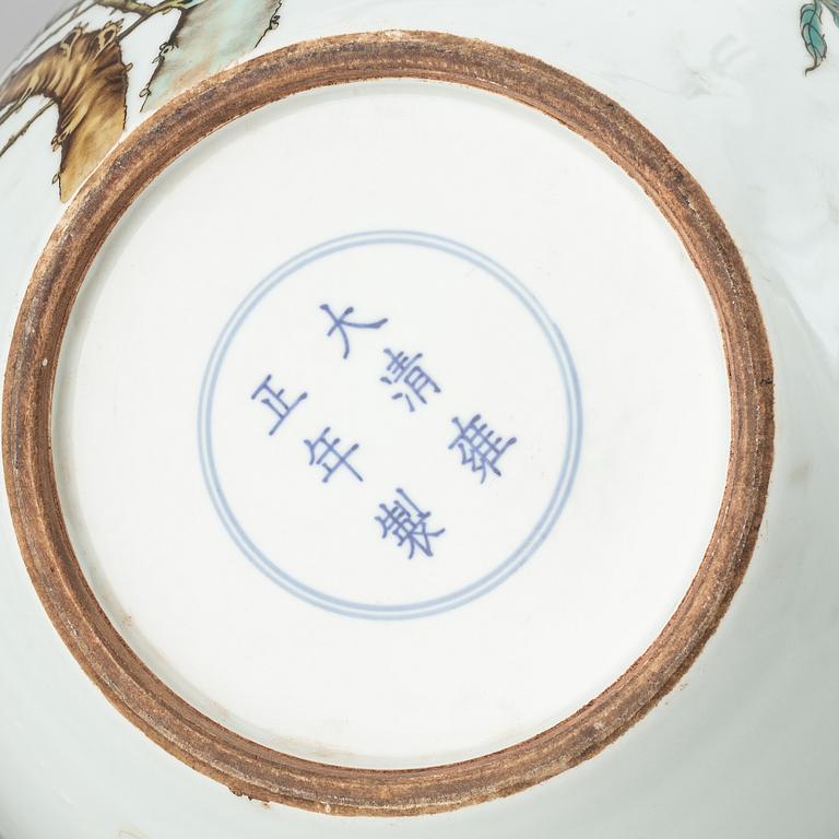 A large Chinese famille rose tianqiuping vase, modern.
