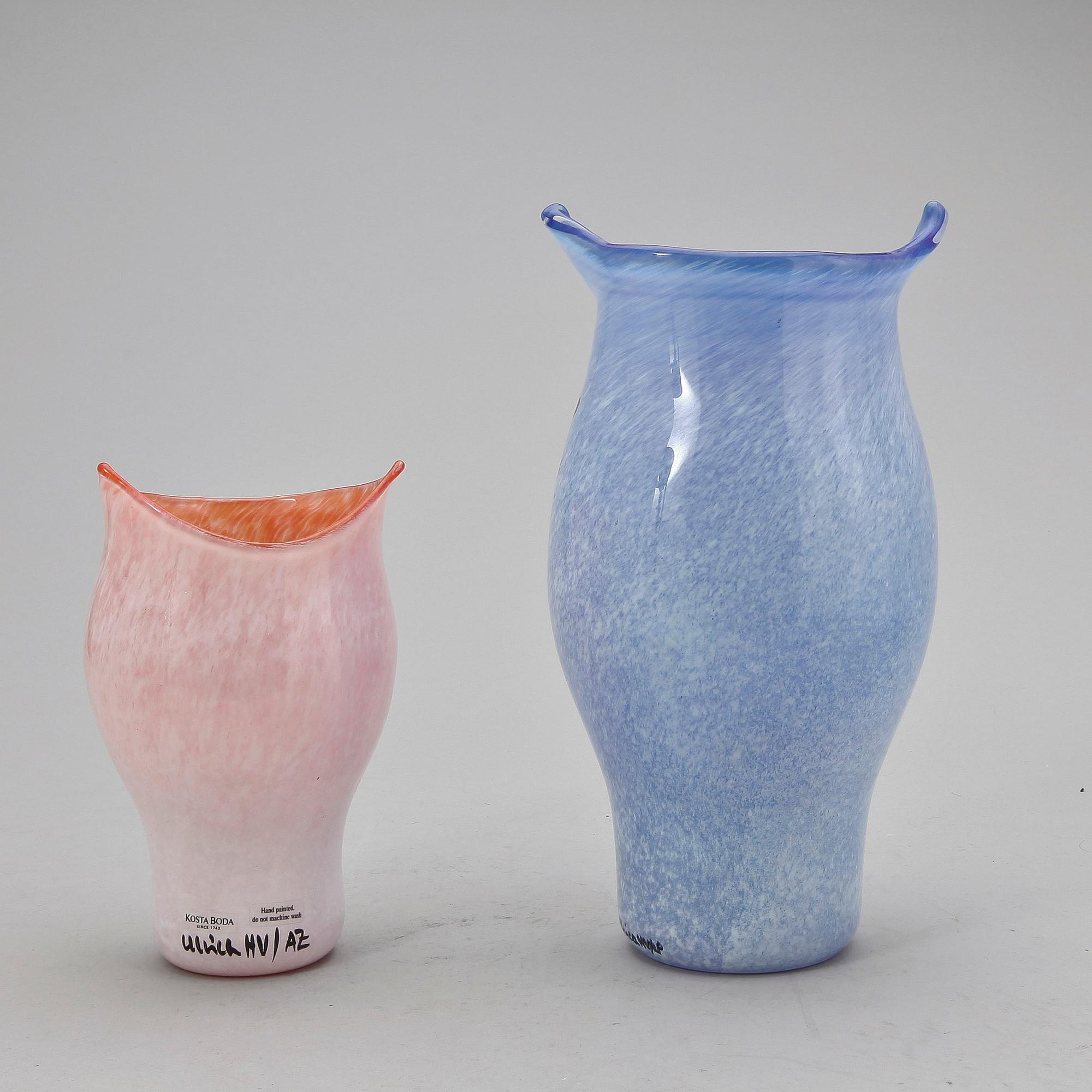 VASER, 2st, glas handmålad dekor, Ulrica Hydman-Vallien, Kosta boda, 1980-tal.