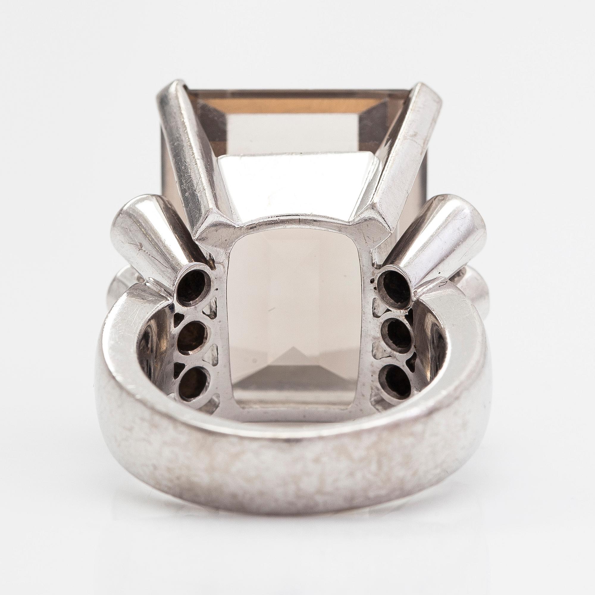 An 18K whitegold ring with an emeraldcut smokey quartz and diamonds approx 0.70 ct in total, Kultala, Helsinki 2008.