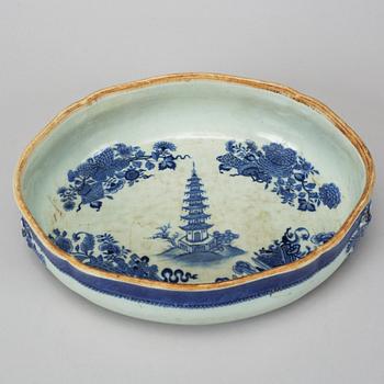 A blue and white tureen with cover, Qing dynasty, Qianlong (1736-95).