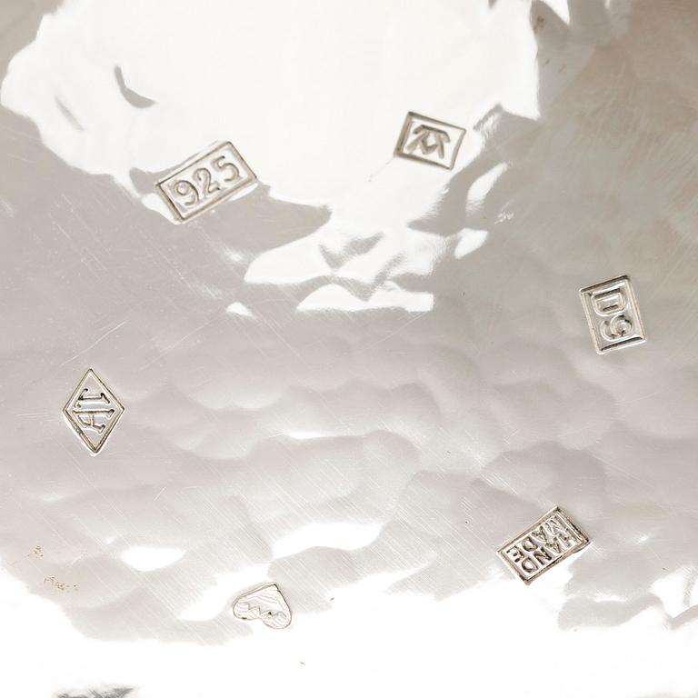 A. Tillander, skål, sterlingsilver och emalj. Helsingfors 2005.