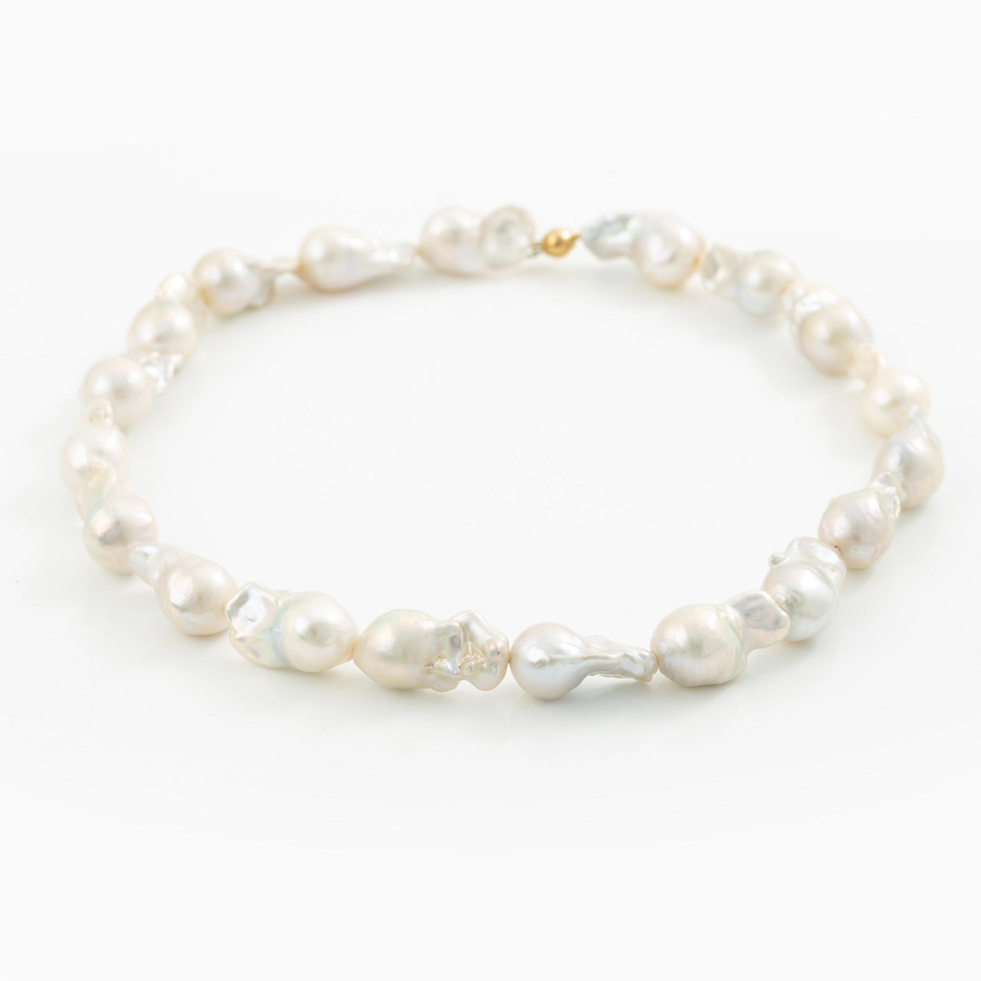 Collier odlade barockformade sötvattenspärlor lås 18K guld.