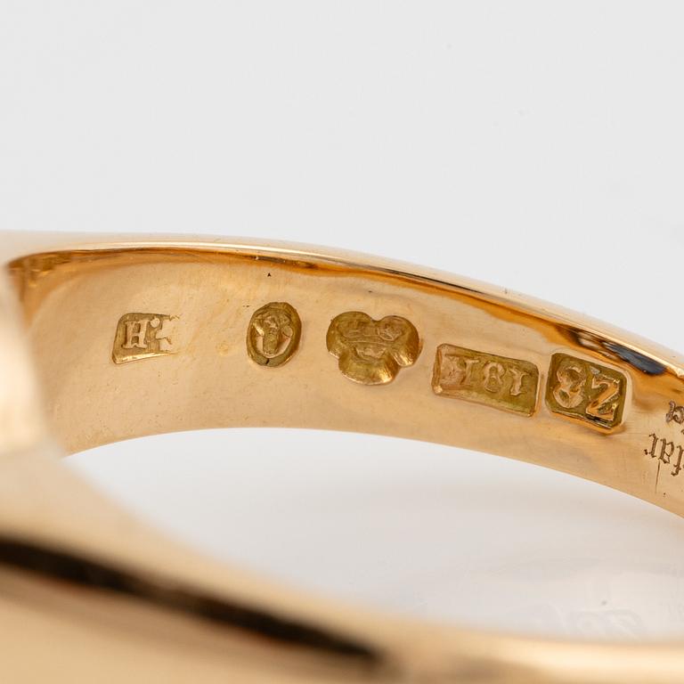 Ring carmosé, 18K guld med safir och gammalslipade diamanter.