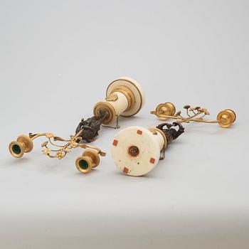 KANDELABRAR, för två ljus, ett par. Sengustavianska, omkring år 1800.