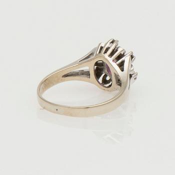 RING, fasettslipad rubin, diamanter, 14K vitguld.