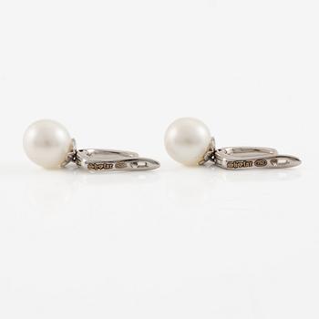 Earrings with cultured freshwater pearls and brilliant-cut diamonds.