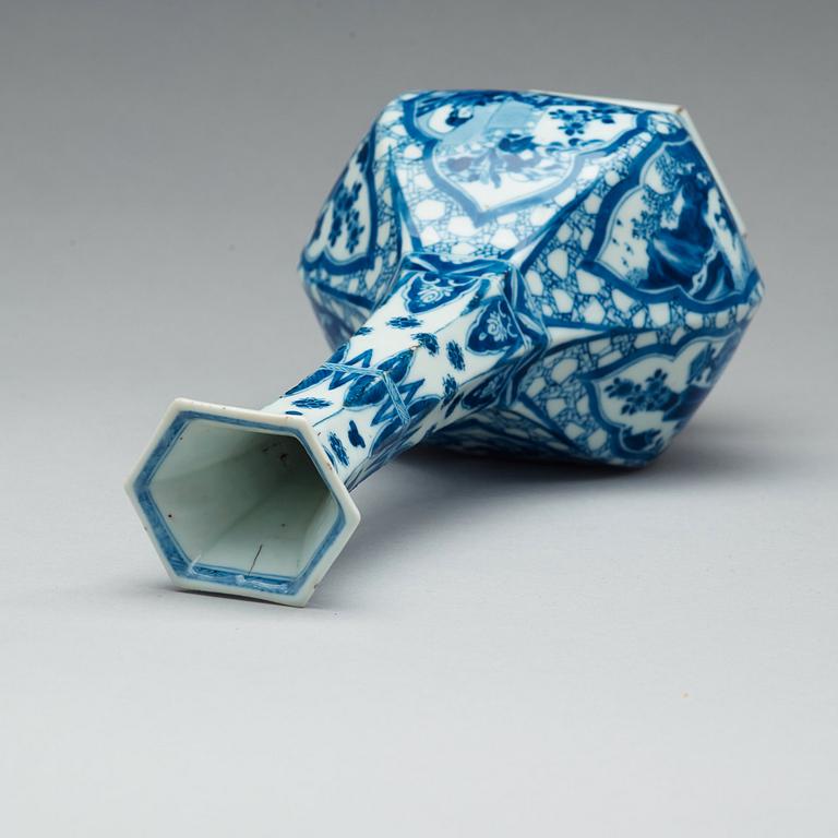 VAS, porslin. Qingdynastin, Kangxi (1662-1722).