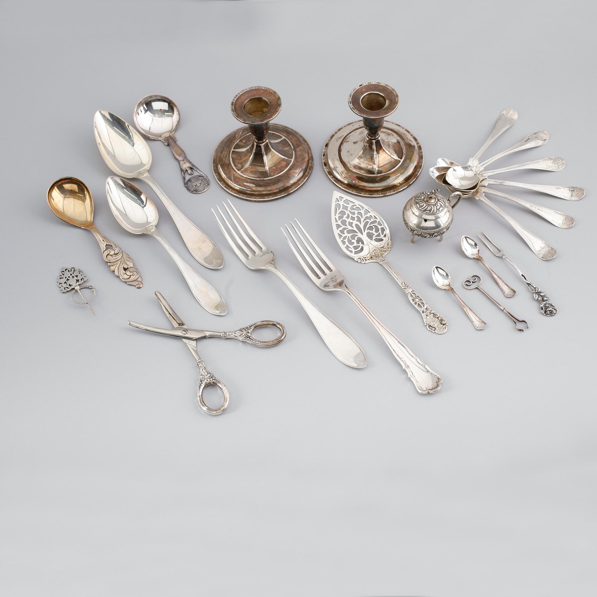 SAMLING SILVERFÖREMÅL, ca 20 delar, olika modeller, 1800/1900-tal. Vikt ca 568 gram.