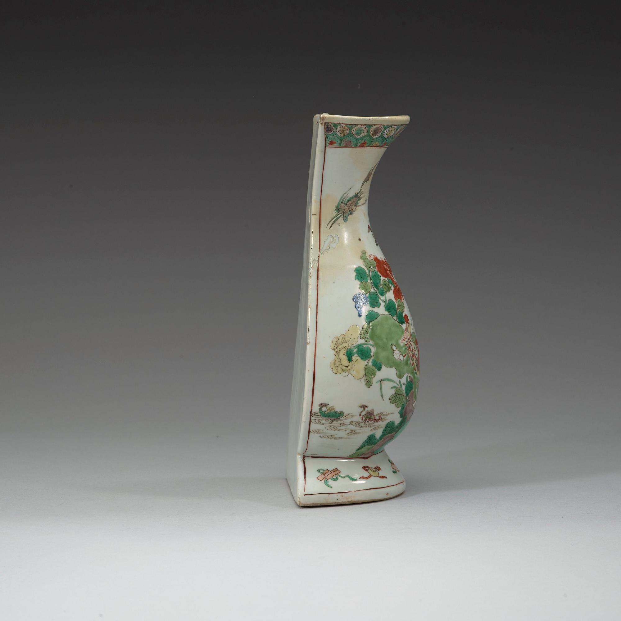 VÄGGVAS, porslin, Qingdynastin, 1800-tal.