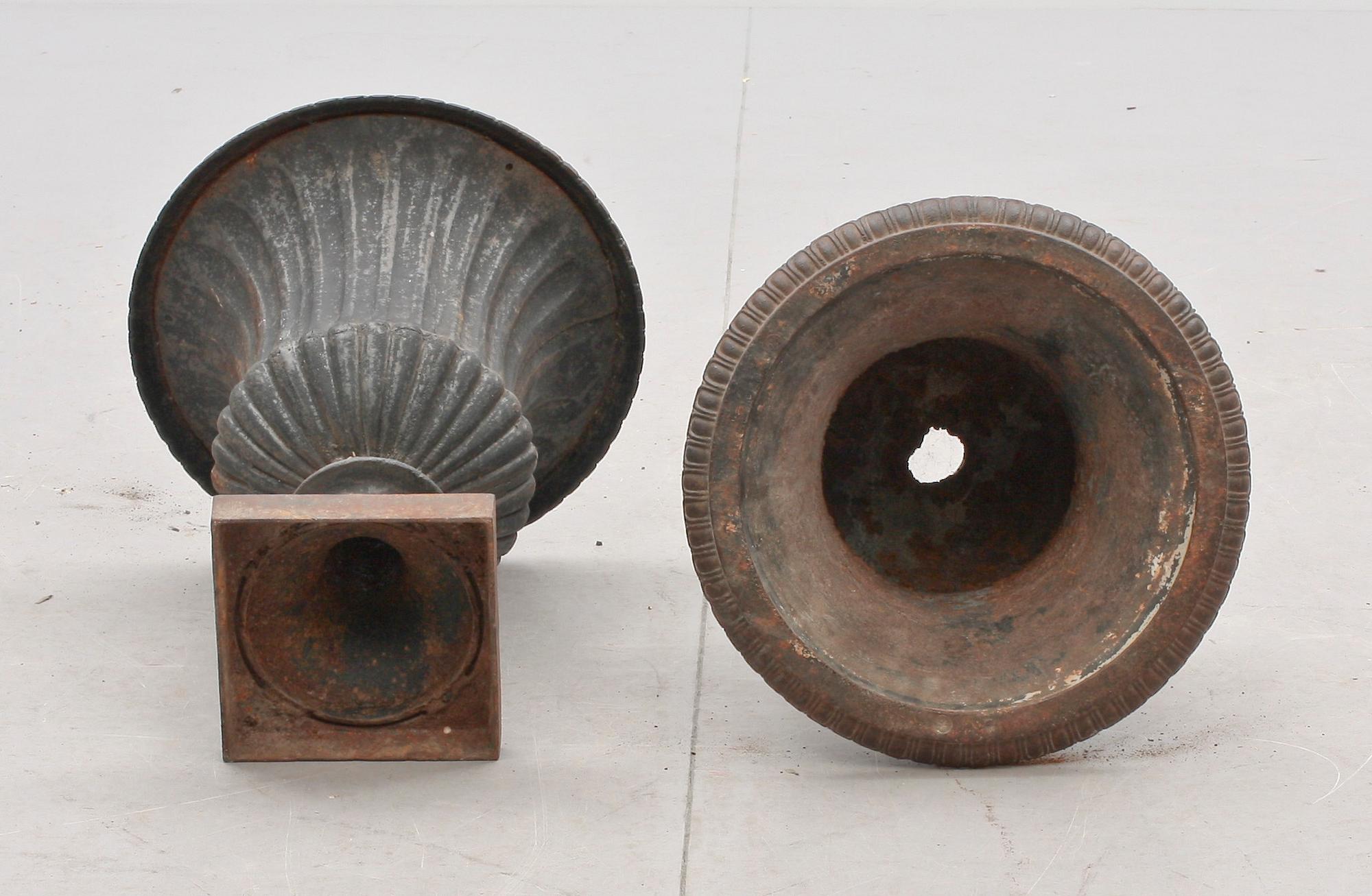 TRÄDGÅRDSURNOR, ett par, gjutjärn, 1900-tal.