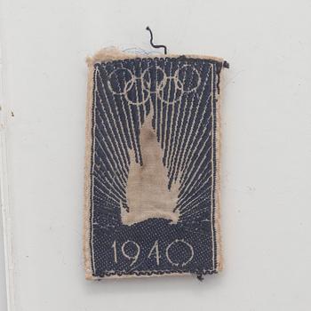 Sidenduk, 1 st,  pins, 4 st, och tygetikett, Helsingfors sommar-OS 1940.