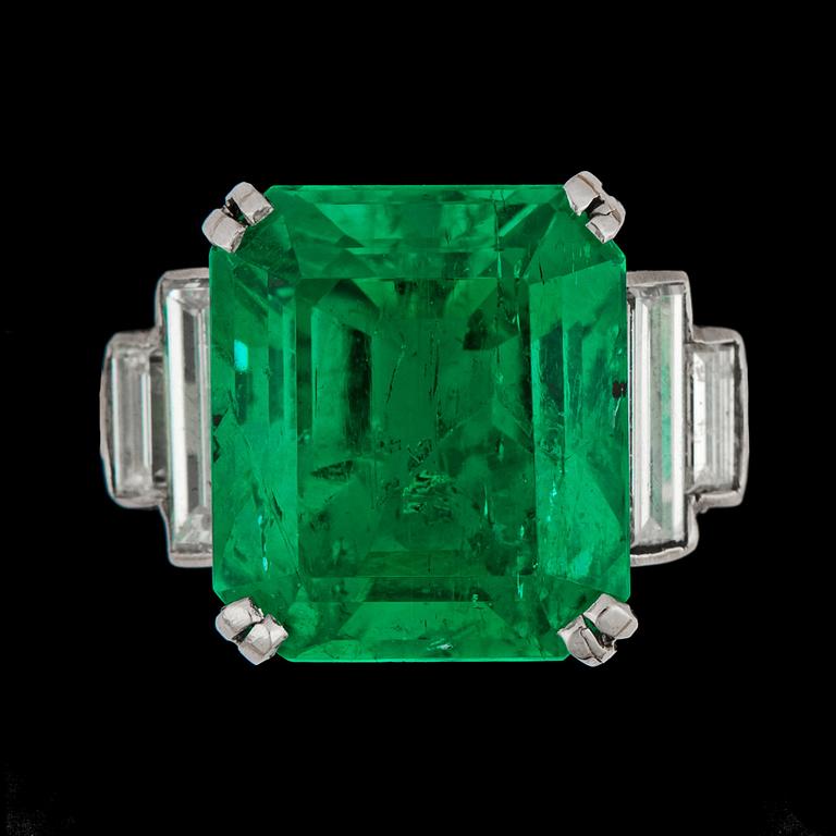 RING, trappslipad colombiansk smargad, 8.21 ct, med baguetteslipade diamanter, tot. ca 0.70 ct.