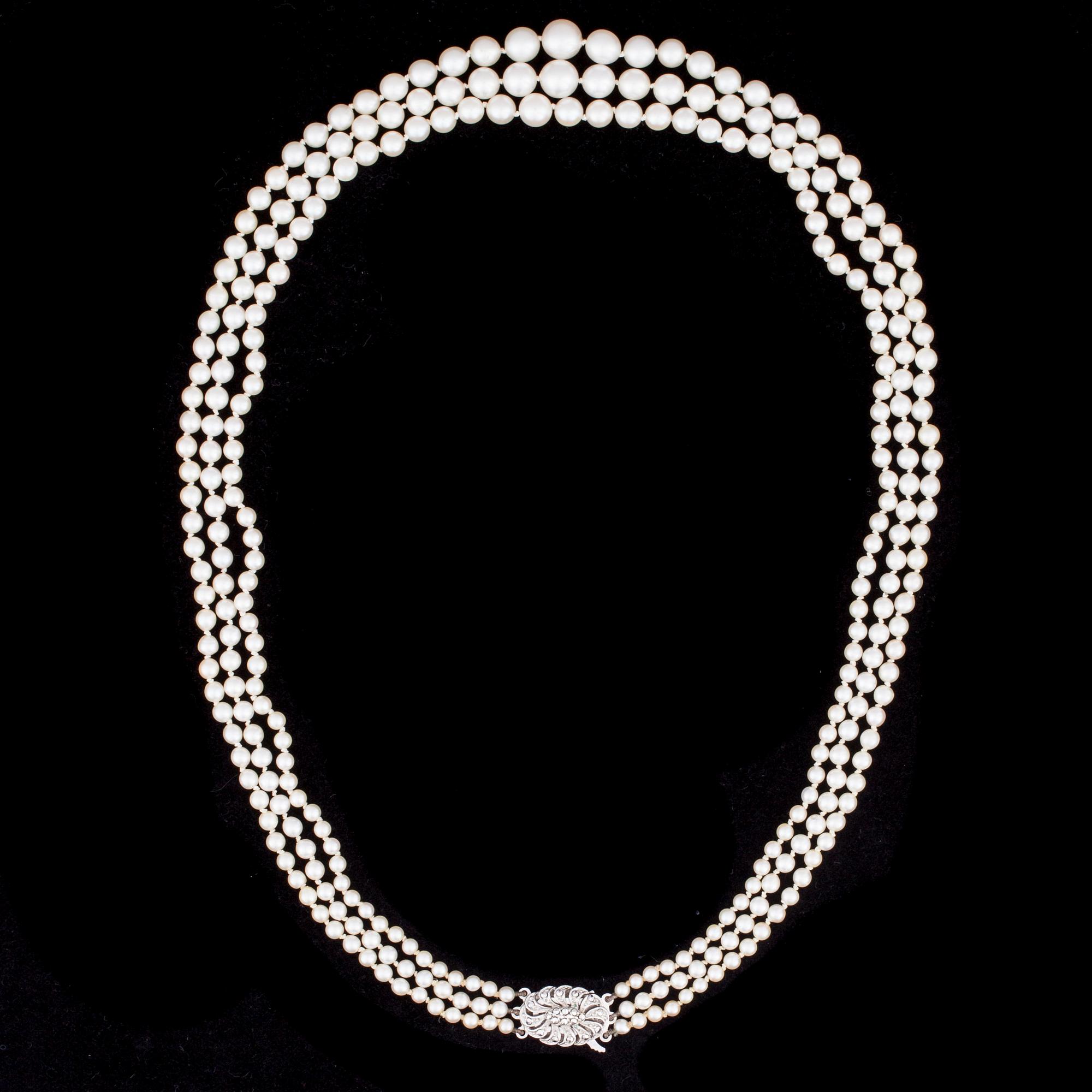 PÄRLCOLLIER, treradigt, lås i silver.