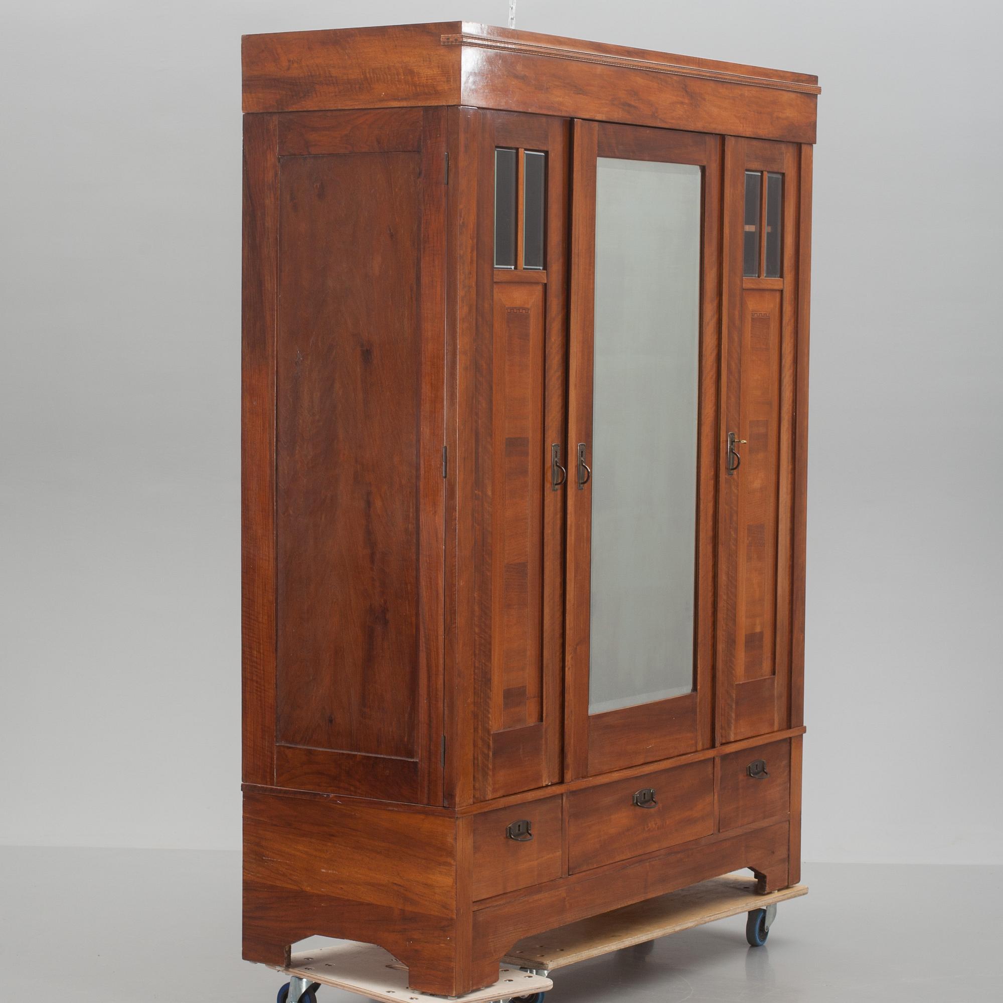 KLÄDSKÅP, Jugend, 1900-talets första hälft.