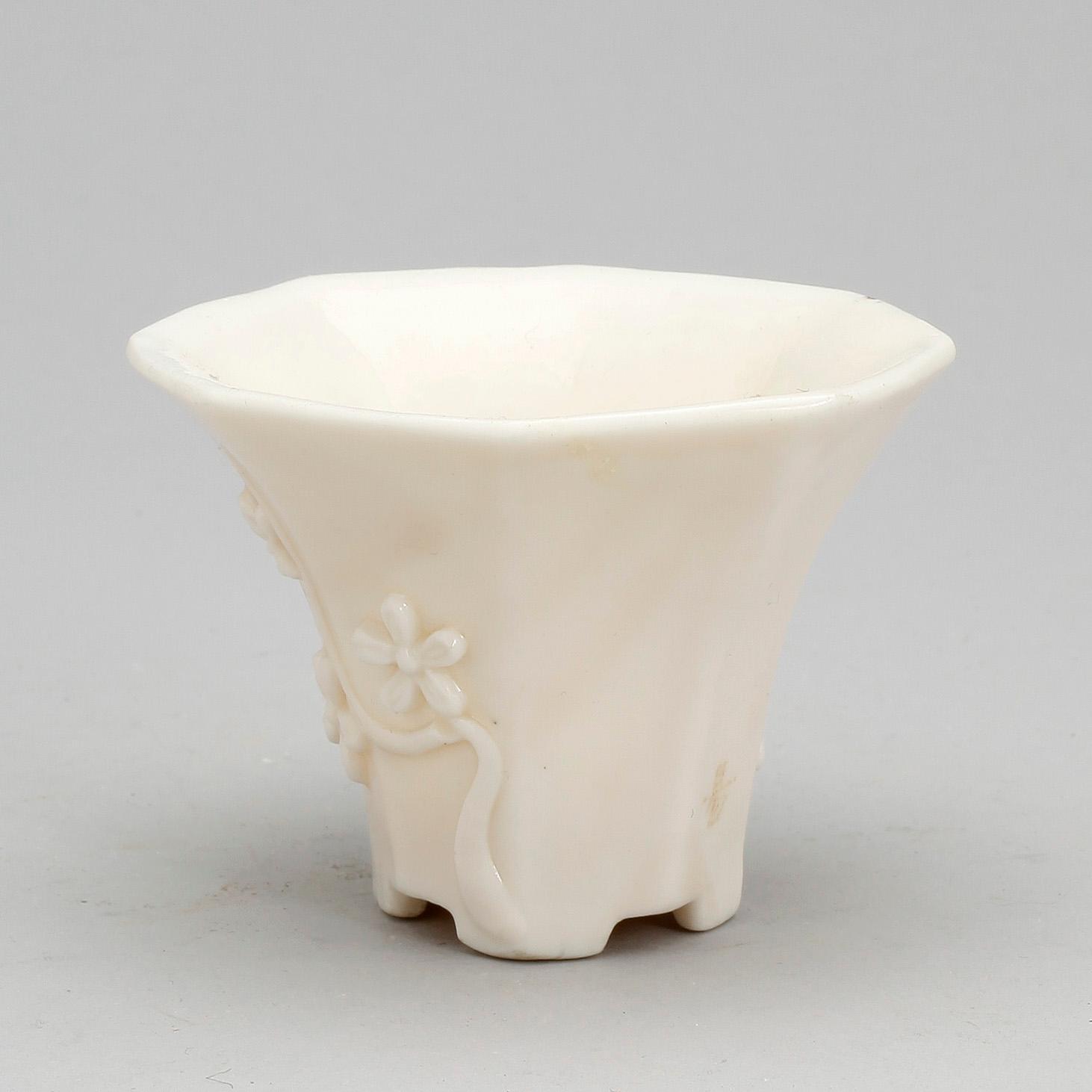 VINOFFERBÄGARE, blanc de chine. Qing dynastin, sannolikt Kangxi (1662-1722).