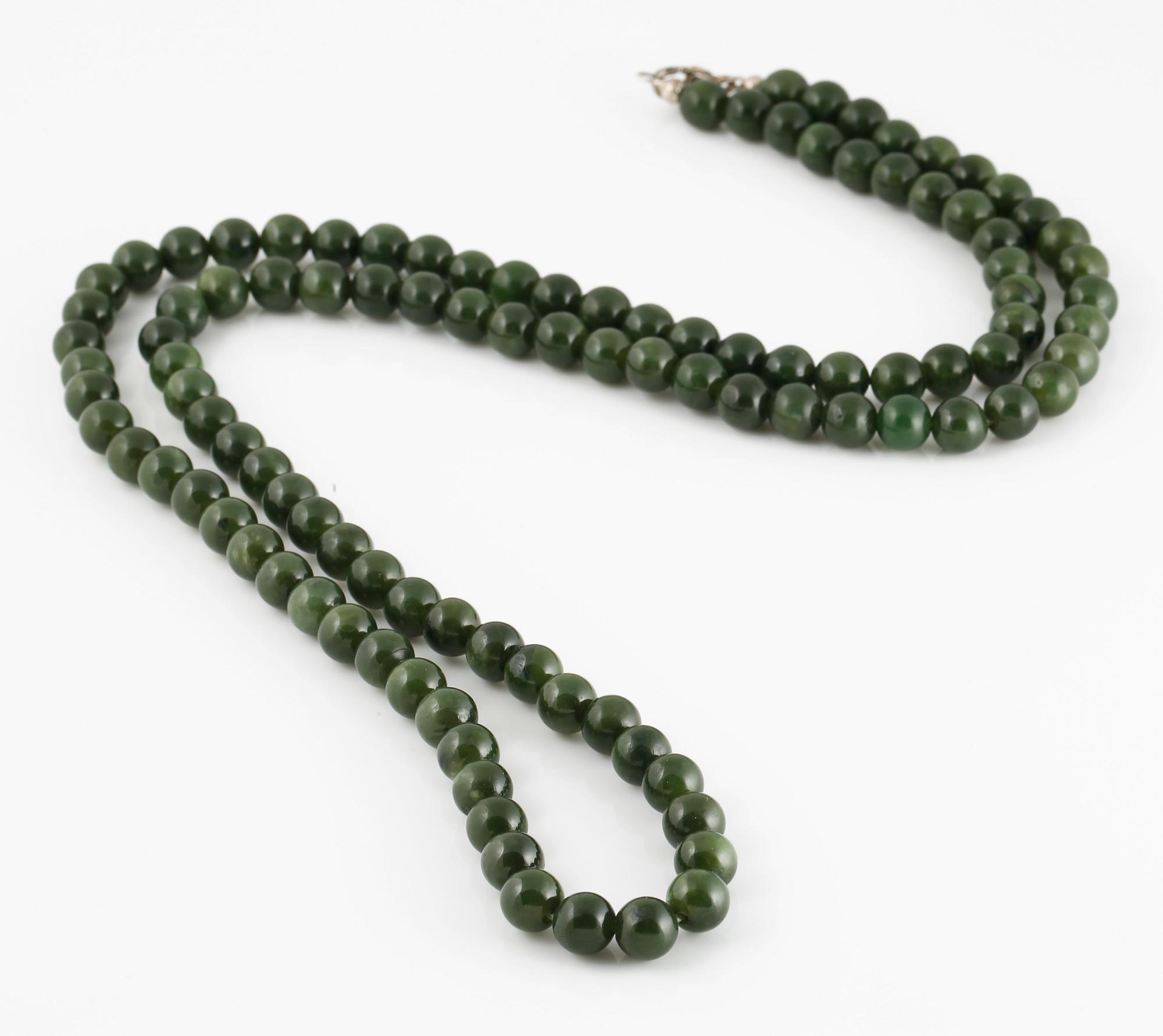 COLLIER, troligtvis nefrit, lås i silver.