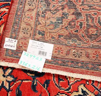 A Mahal carpet, c. 336 x 216 cm.