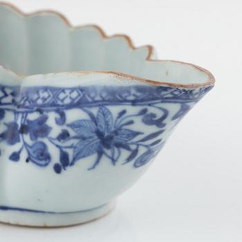 A blue and white porcelain sauce boat, China, Qing dynasty, Qianlong (1736-95).