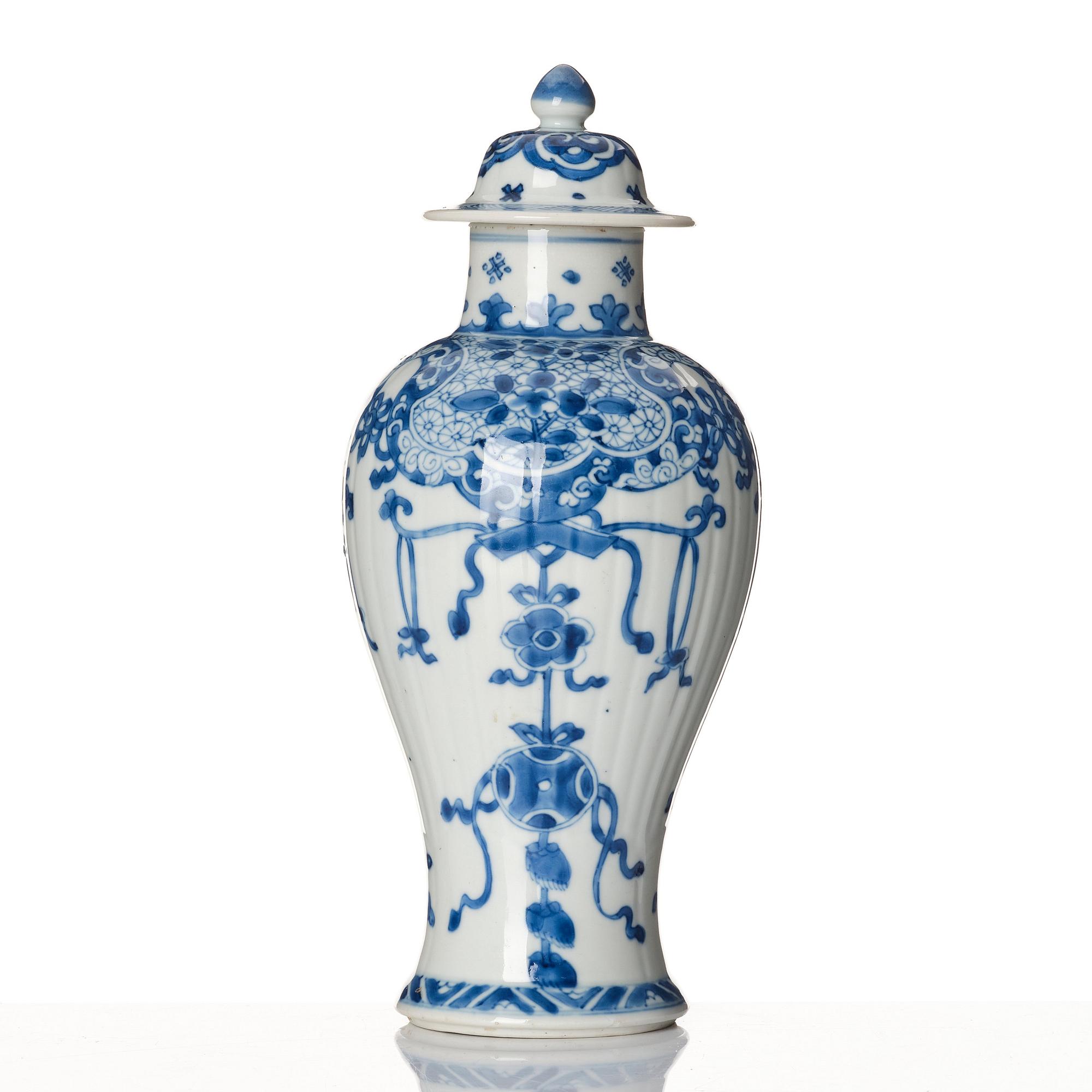 A blue and white vase, Qing dynasty, Kangxi (1662-1722).