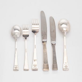 Mauno Honkanen, an 115-piece set of 'Tähkä' silver cutlery, Tillander Helsinki. In wooden box.