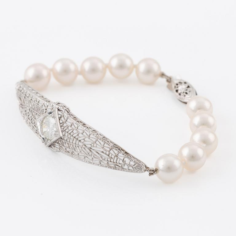 Bracelet, 14K white gold, with cultured pearls and a centre piece set with a brilliant-cut diamond approximately 1 ct.